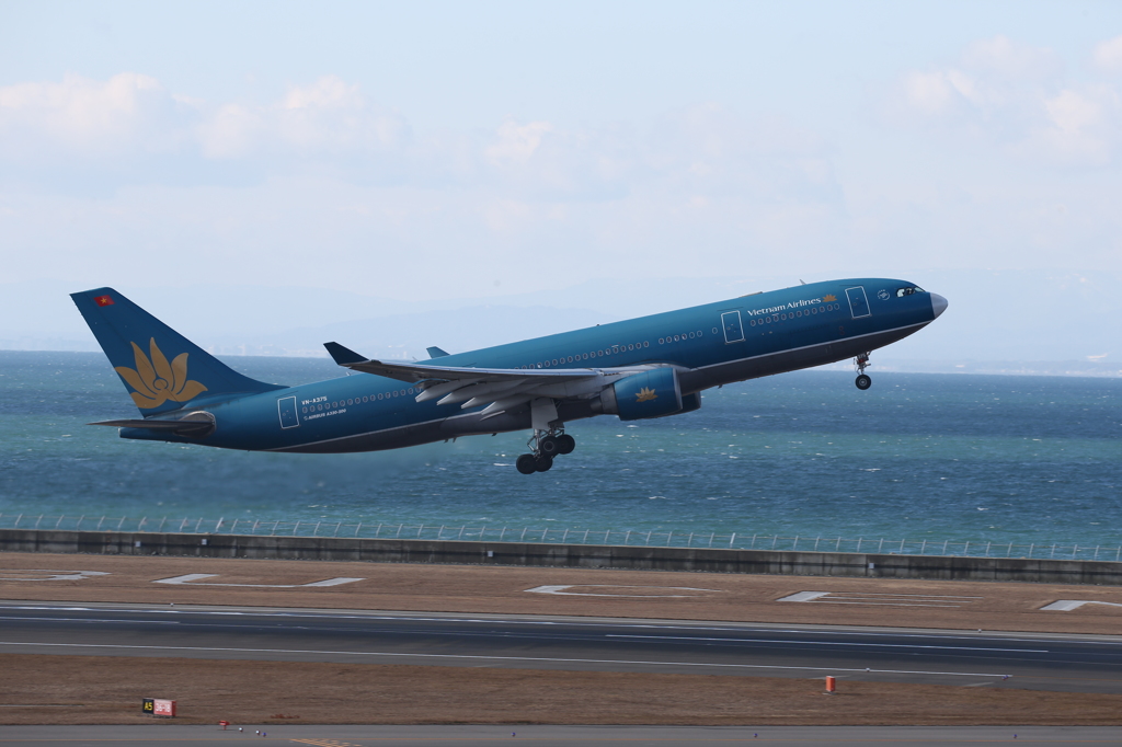 青い空、蒼い海、碧い機体