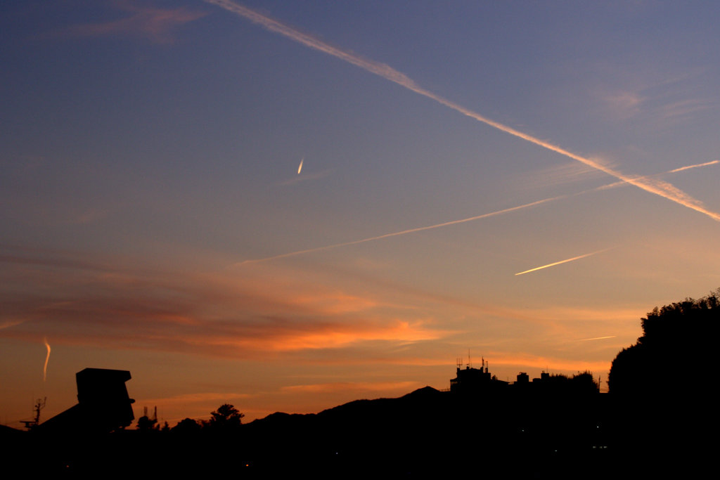飛行機雲の多い日の夕暮れ