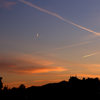 飛行機雲の多い日の夕暮れ