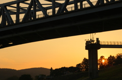 橋の向こうに夕陽は落ちる