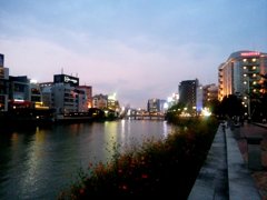 日暮れ時の都市の川