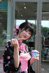 かき氷食べてます