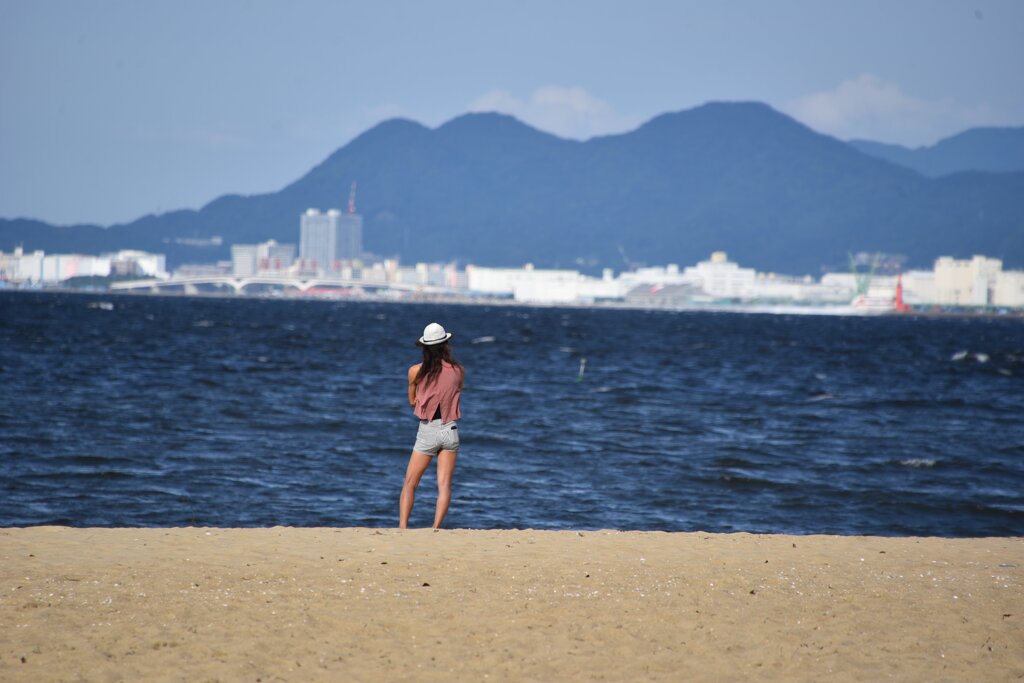 海辺にたたずむ人