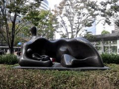 着衣の横たわる母と子