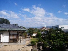 ガラス越しの秋空