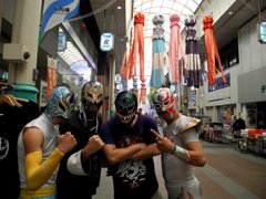 七夕飾りとプロレスラー