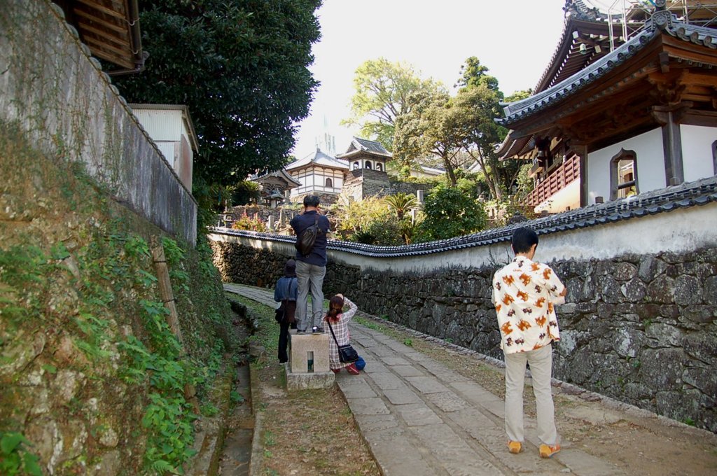 お寺と教会の見える坂　平戸