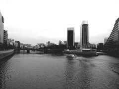 梅雨時の都会の風景