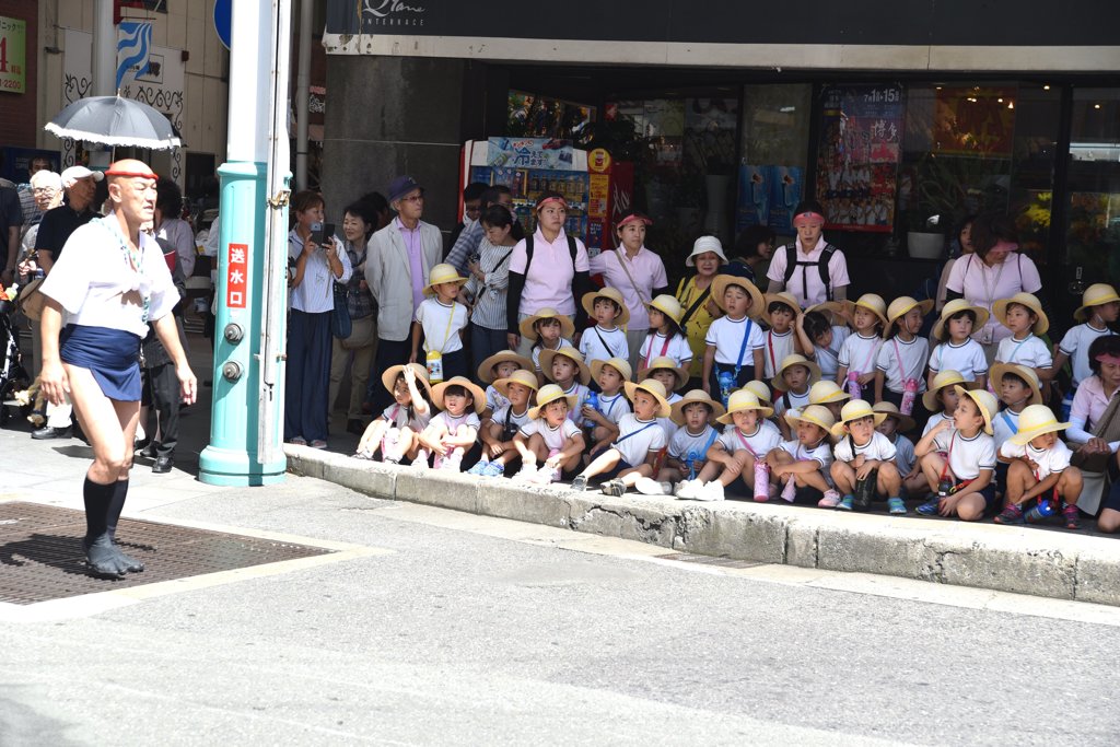 小さな観客　博多山笠