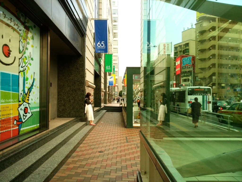 白いスカートの女性