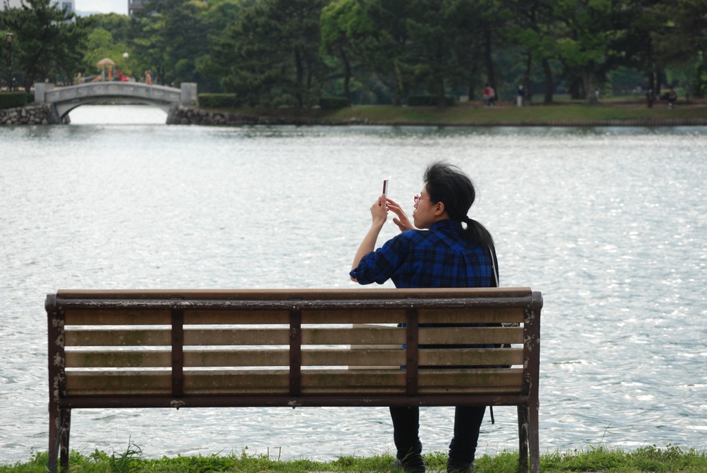 スマホ見てます