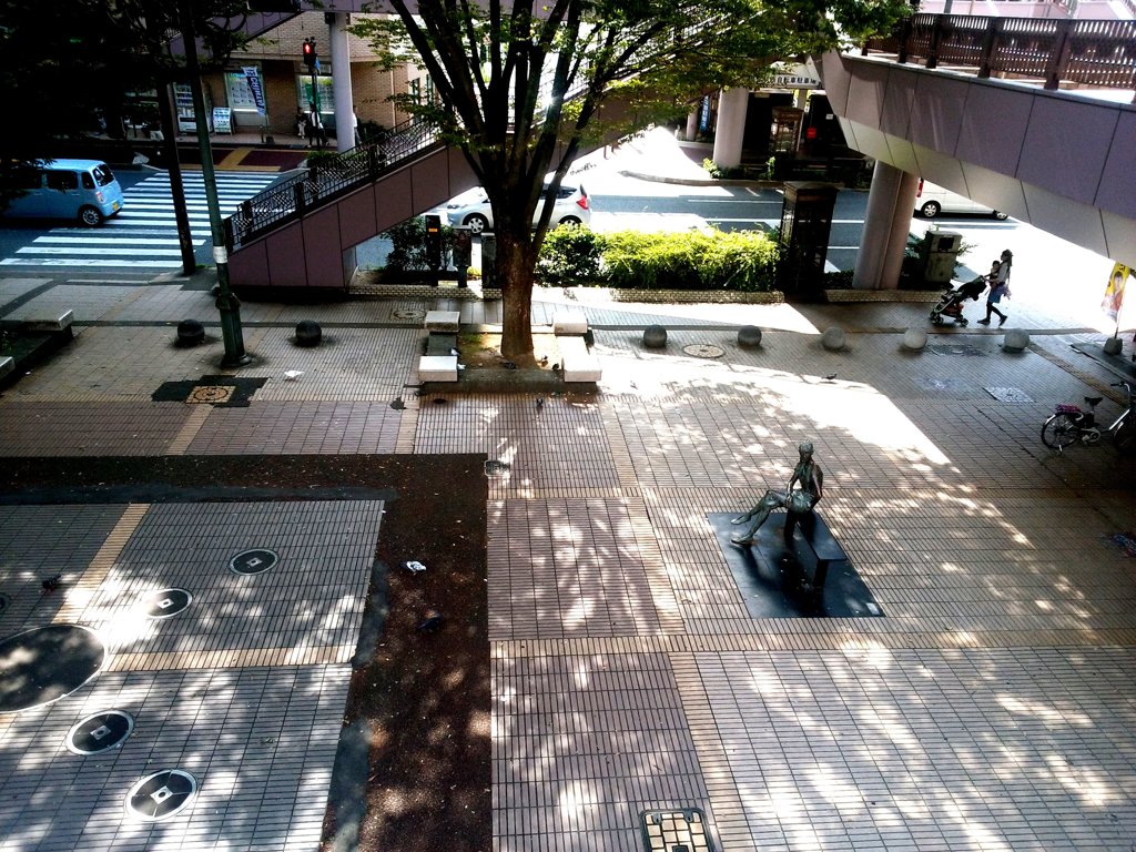 金曜日の駅前広場