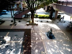 金曜日の駅前広場