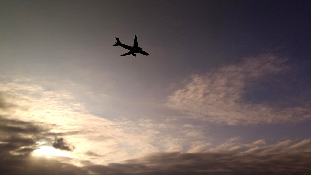 夕焼け空に飛行機が飛んでいる