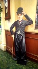 チャップリン像　映画館で