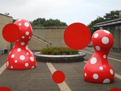 草間弥生　爆発します