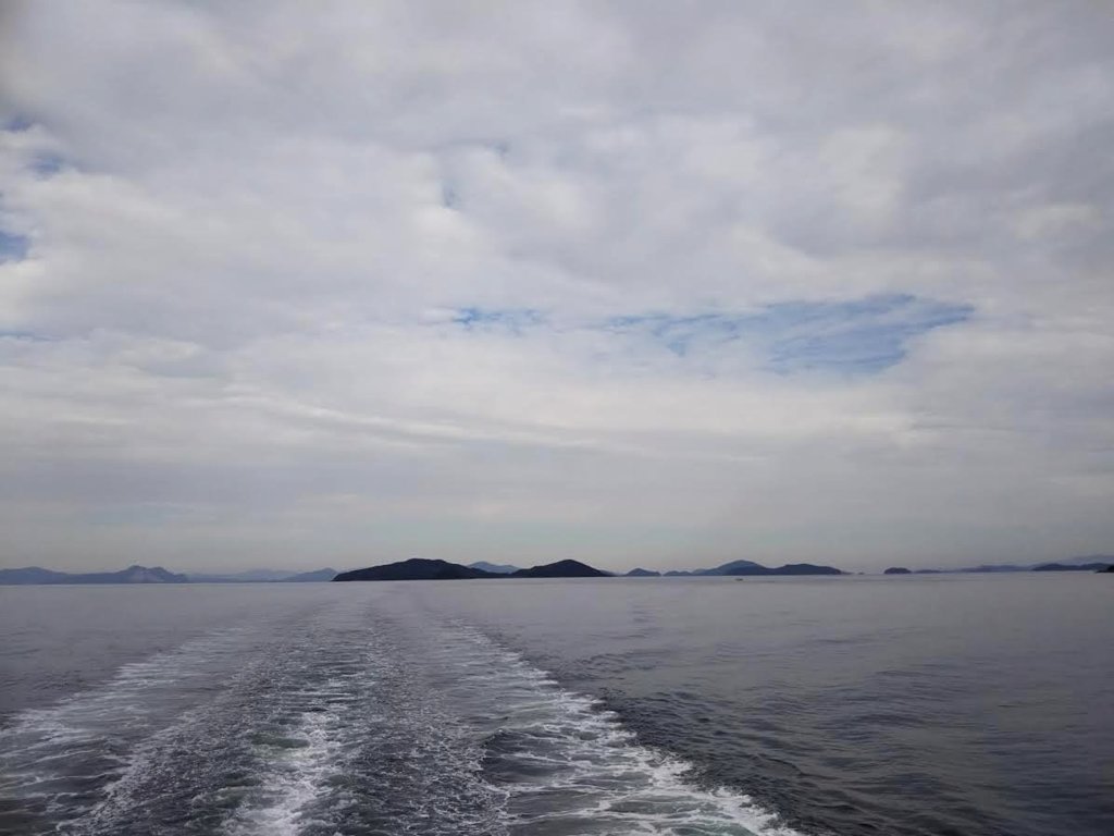 瀬戸内海渡る