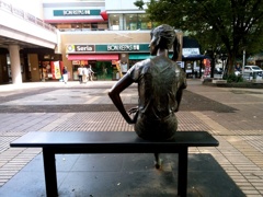 駅前の女性像