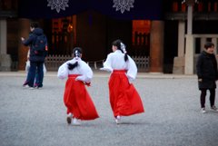 巫女さん走る