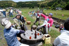 右下の白い服の人以外　向こうまで全員かかし