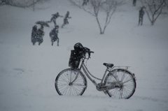 雪の中の自転車と人