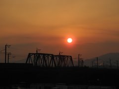 鉄橋と夕陽