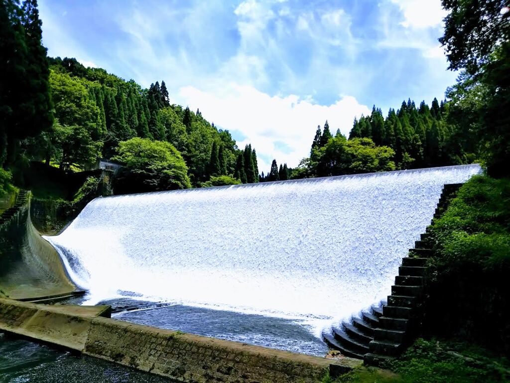 白いカーテン　白水ダム　大分