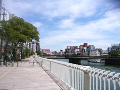 都会の川の散歩道