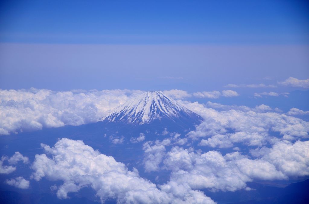航空機から望む富士山