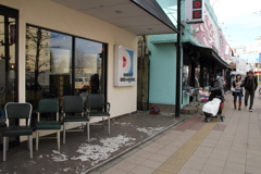 お座りください