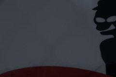 じっ