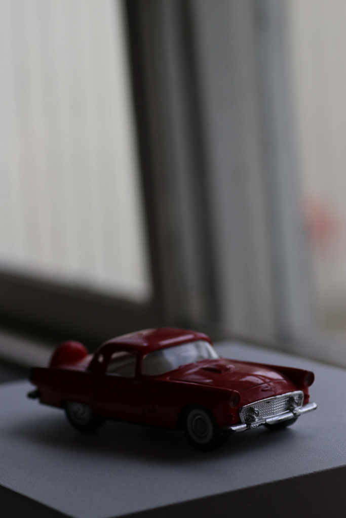 赤い車。