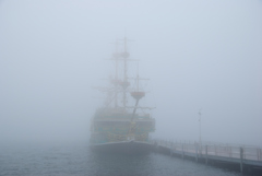 霧の中の海賊船