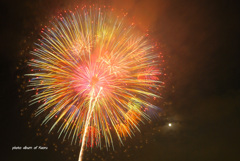 夜空に大輪の花とお月様