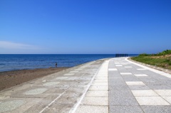 青い空と深い青の海　そして白い道