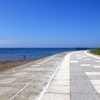 青い空と深い青の海　そして白い道