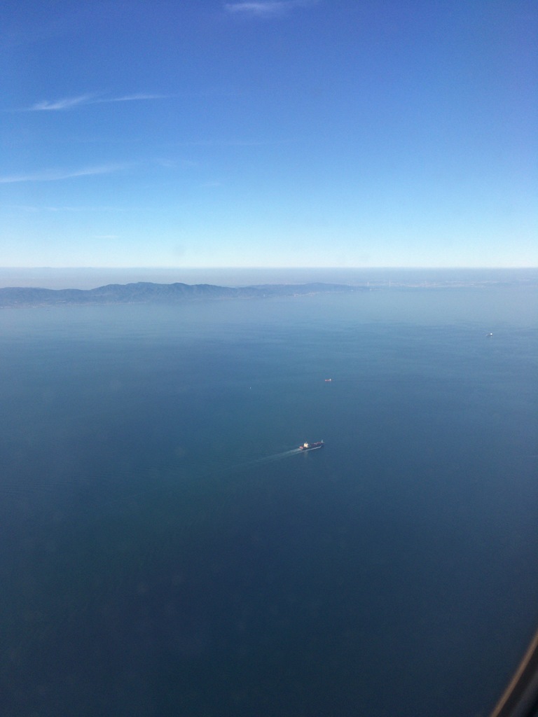 向こうに微かに明石大橋