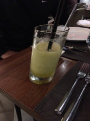 最初から傾いてるコップ