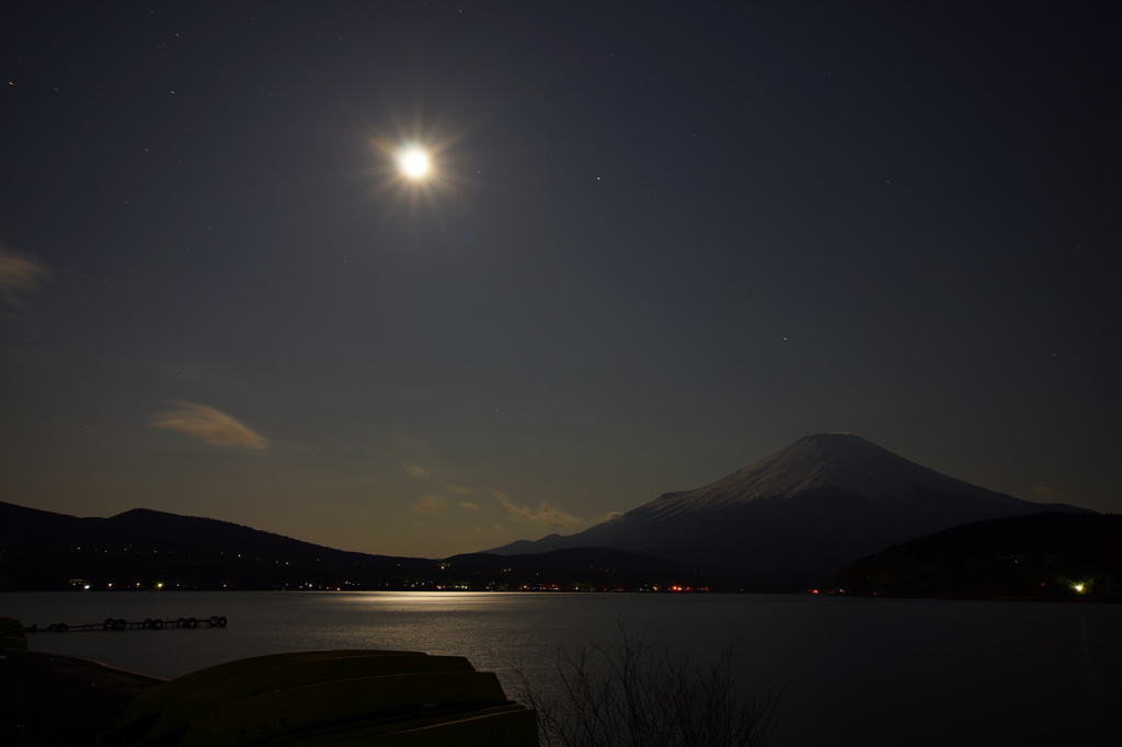 月明りと富士山＠湖面とボートを入れて