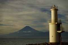 夕暮れの戸田灯台と富士