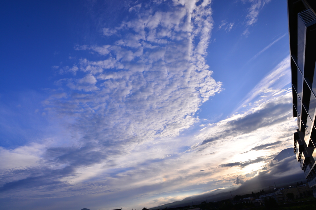 夕刻の空と雲と富士山