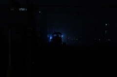 霧の夜の整備車両