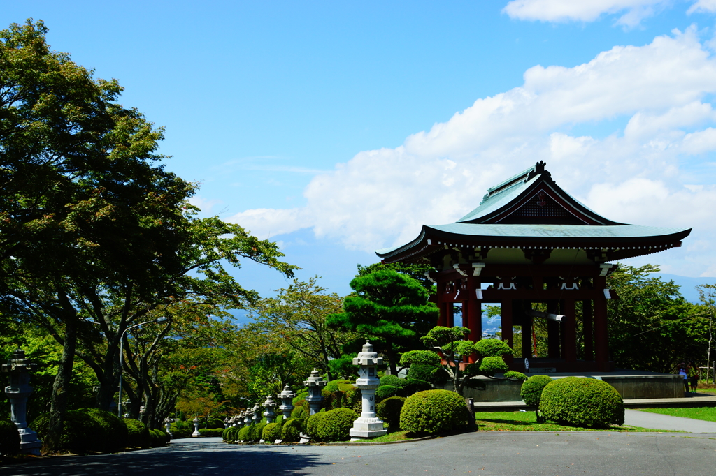 鐘衝き堂と参道と隠れ富士