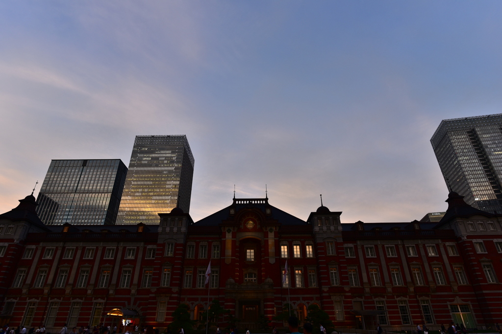 正面から煽り東京駅