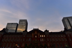 正面から煽り東京駅