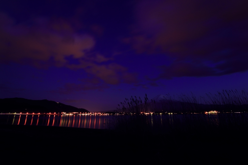 夜の河口湖と橋の光と富士山と雲　其の壱