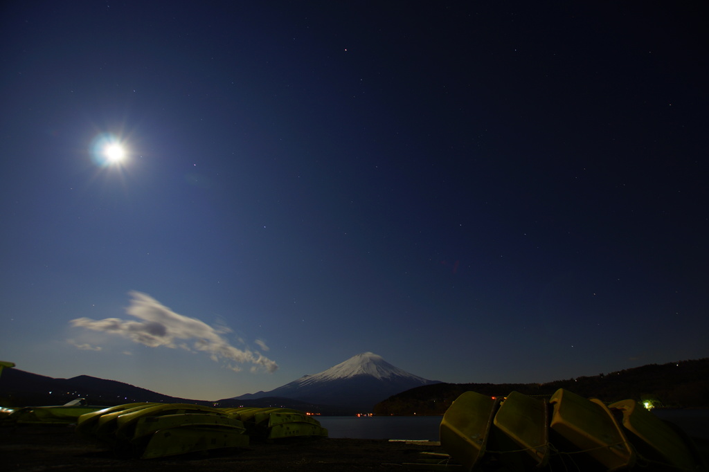 月明りと富士山＠岸のボート越し