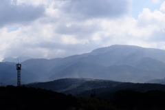 煙る山々