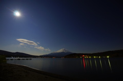 月明りと富士山＠湖畔と対岸の明かり