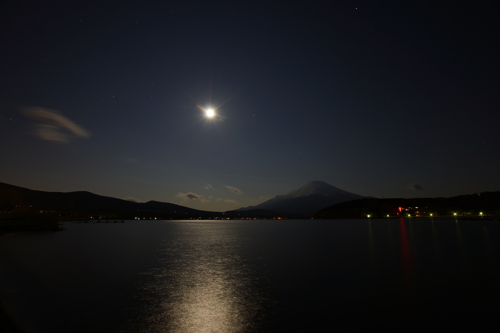 月明りと富士山＠湖面に映る月明り